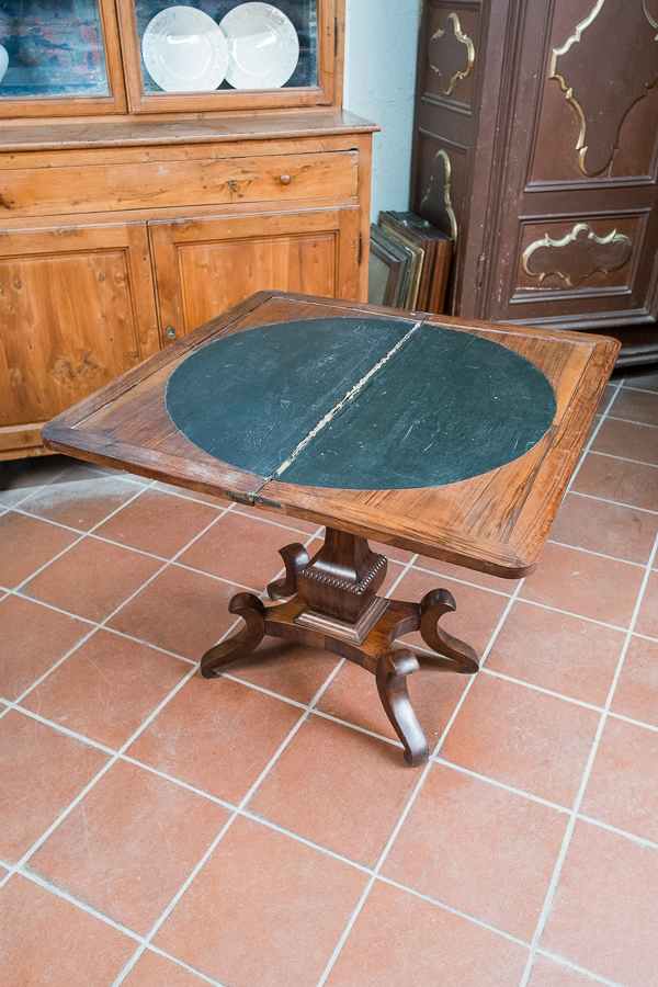 Tavolino da gioco in noce, Toscana inizi Ottocento. Margheri Antichità