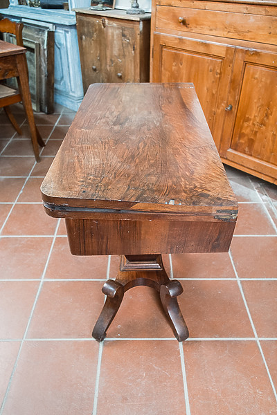 Tavolino da gioco in noce, Toscana inizi Ottocento. Margheri Antichità