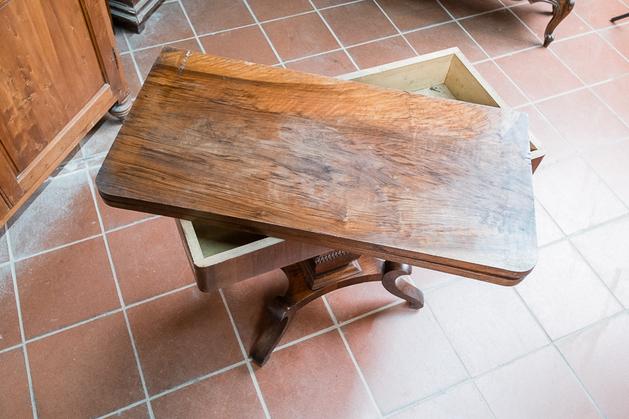 Tavolino da gioco in noce, Toscana inizi Ottocento. Margheri Antichità