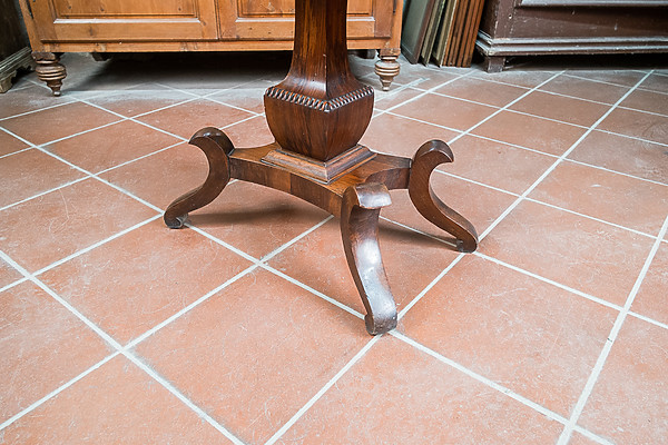 Tavolino da gioco in noce, Toscana inizi Ottocento. Margheri Antichità