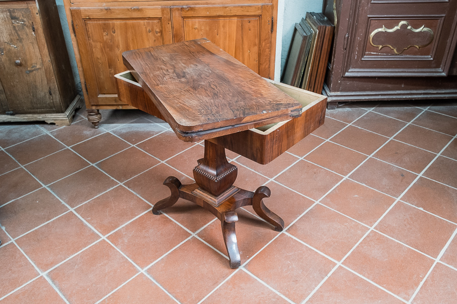 Tavolino da gioco in noce, Toscana inizi Ottocento. Margheri Antichità