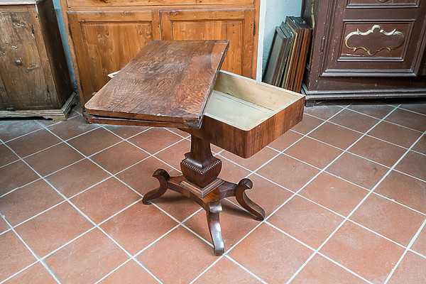 Tavolino da gioco in noce, Toscana inizi Ottocento. Margheri Antichità