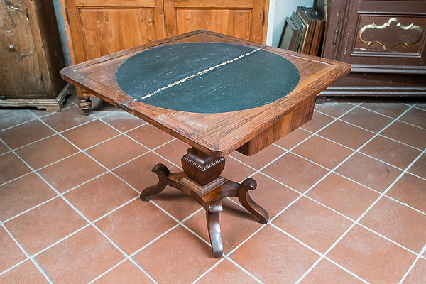 Tavolino da gioco in noce, Toscana inizi Ottocento. Margheri Antichità