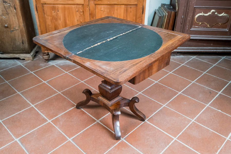 Tavolino da gioco in noce, Toscana inizi Ottocento. Margheri Antichità