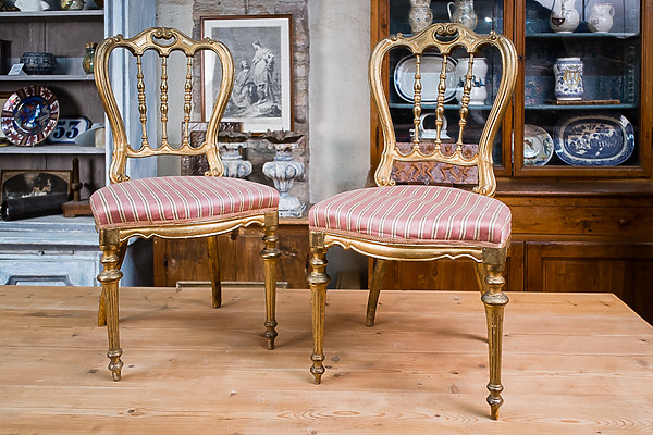Coppia di sedie dorate, Toscana 1800. Margheri Antichità